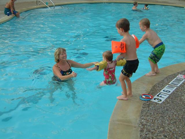 2003/08(Aug)/2(J-KT-Pool)/640x480_2003-08-07 19-40-39152.JPG